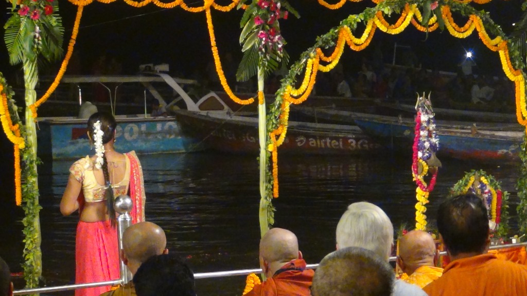 Ký sự cúng dường các đền thần “Ganga Aarti” tại sông Hằng