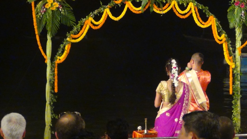 Ký sự cúng dường các đền thần “Ganga Aarti” tại sông Hằng