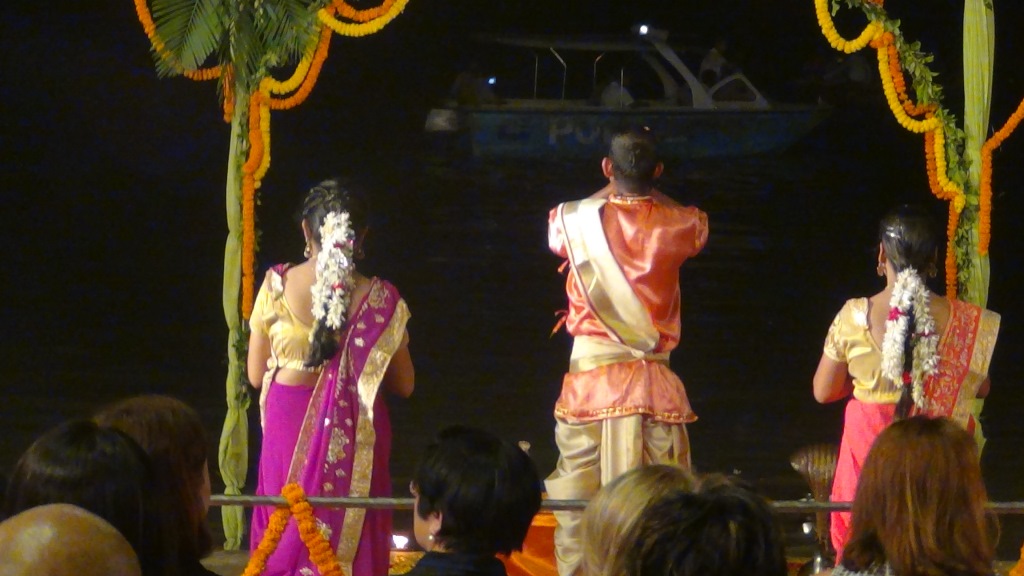 Ký sự cúng dường các đền thần “Ganga Aarti” tại sông Hằng
