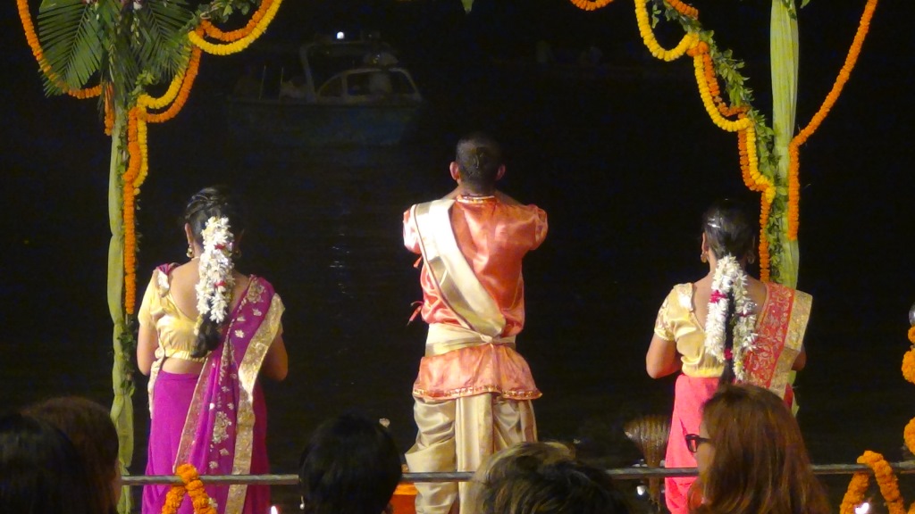 Ký sự cúng dường các đền thần “Ganga Aarti” tại sông Hằng
