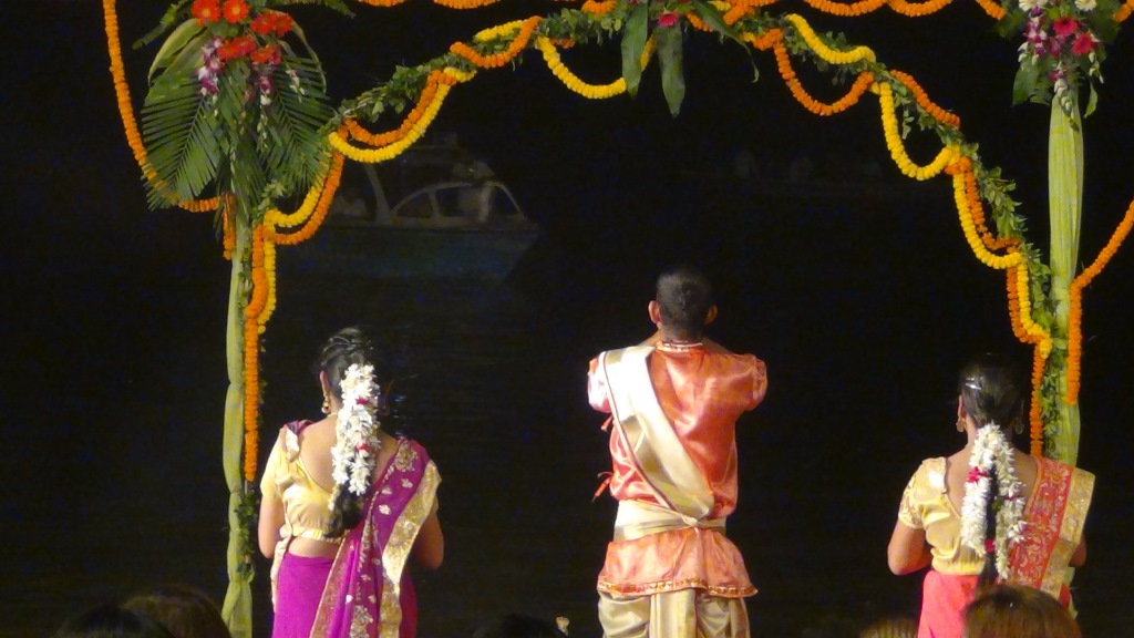 Ký sự cúng dường các đền thần “Ganga Aarti” tại sông Hằng