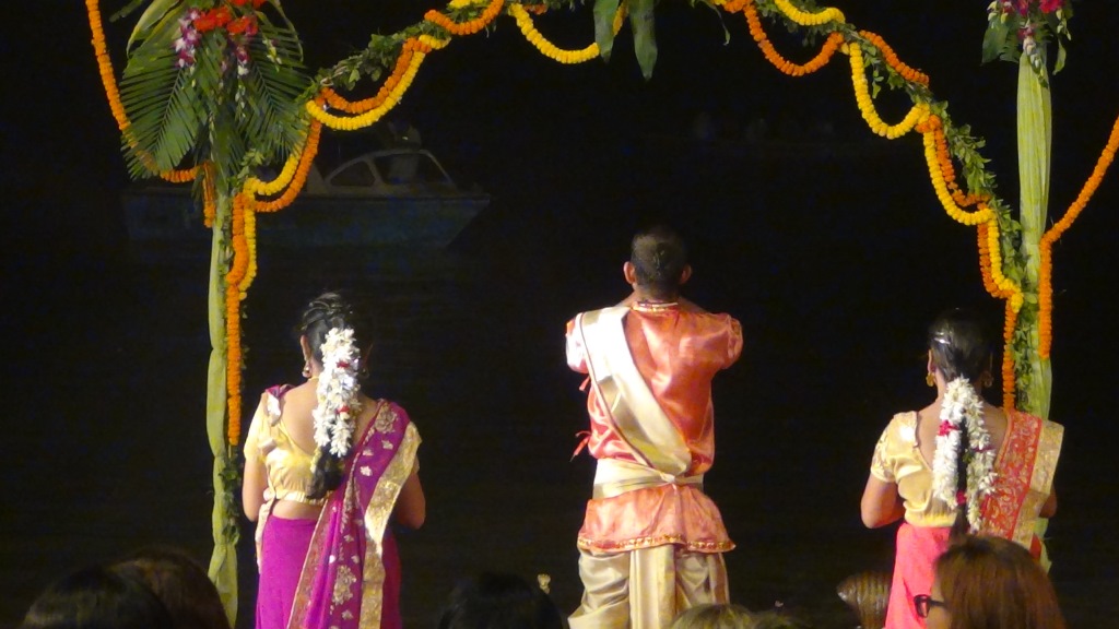 Ký sự cúng dường các đền thần “Ganga Aarti” tại sông Hằng