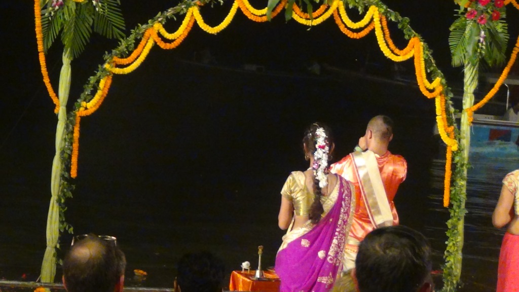 Ký sự cúng dường các đền thần “Ganga Aarti” tại sông Hằng