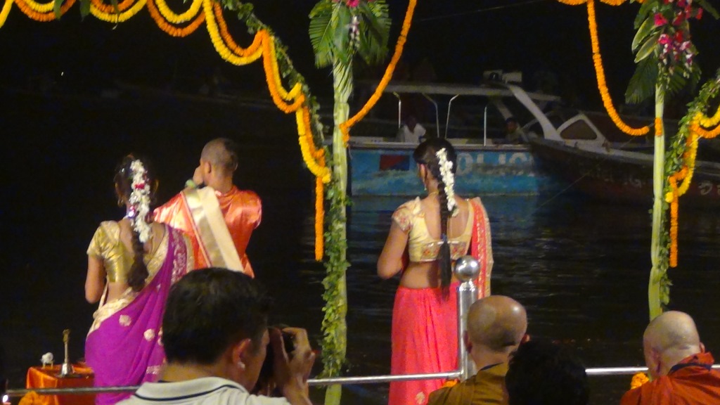 Ký sự cúng dường các đền thần “Ganga Aarti” tại sông Hằng