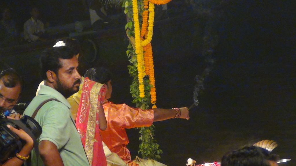 Ký sự cúng dường các đền thần “Ganga Aarti” tại sông Hằng