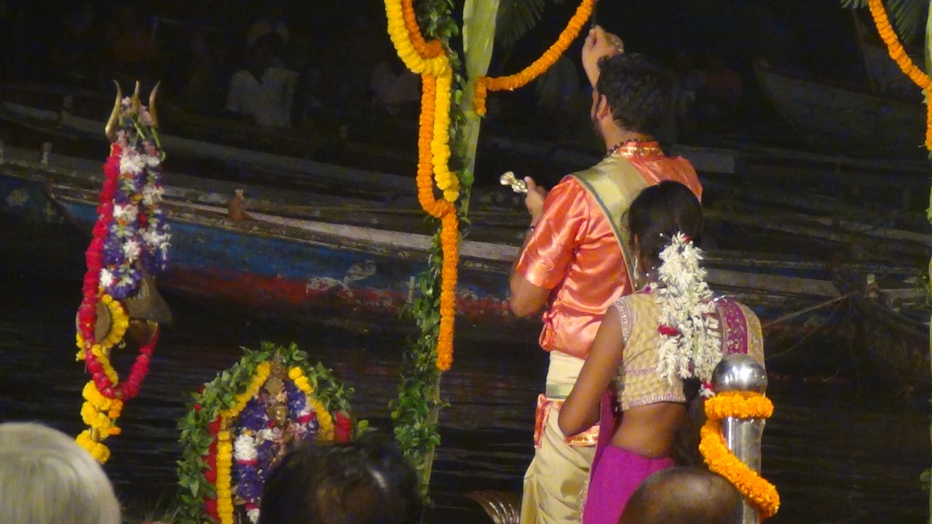 Ký sự cúng dường các đền thần “Ganga Aarti” tại sông Hằng