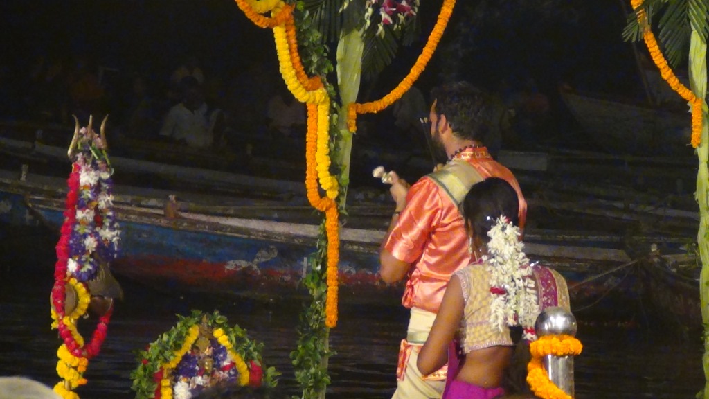 Ký sự cúng dường các đền thần “Ganga Aarti” tại sông Hằng