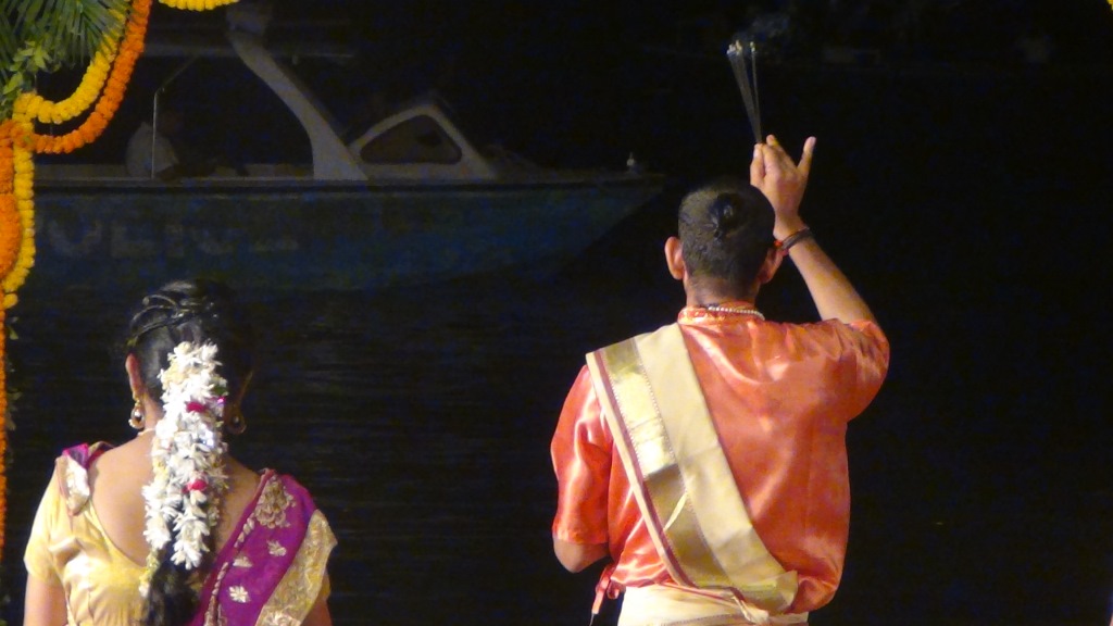 Ký sự cúng dường các đền thần “Ganga Aarti” tại sông Hằng