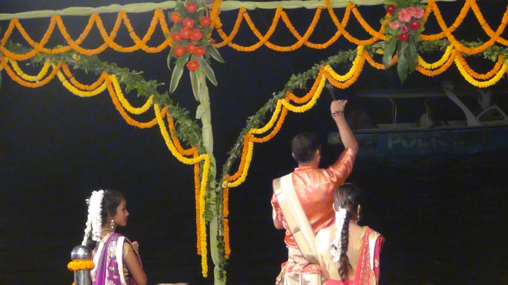 Ký sự cúng dường các đền thần “Ganga Aarti” tại sông Hằng