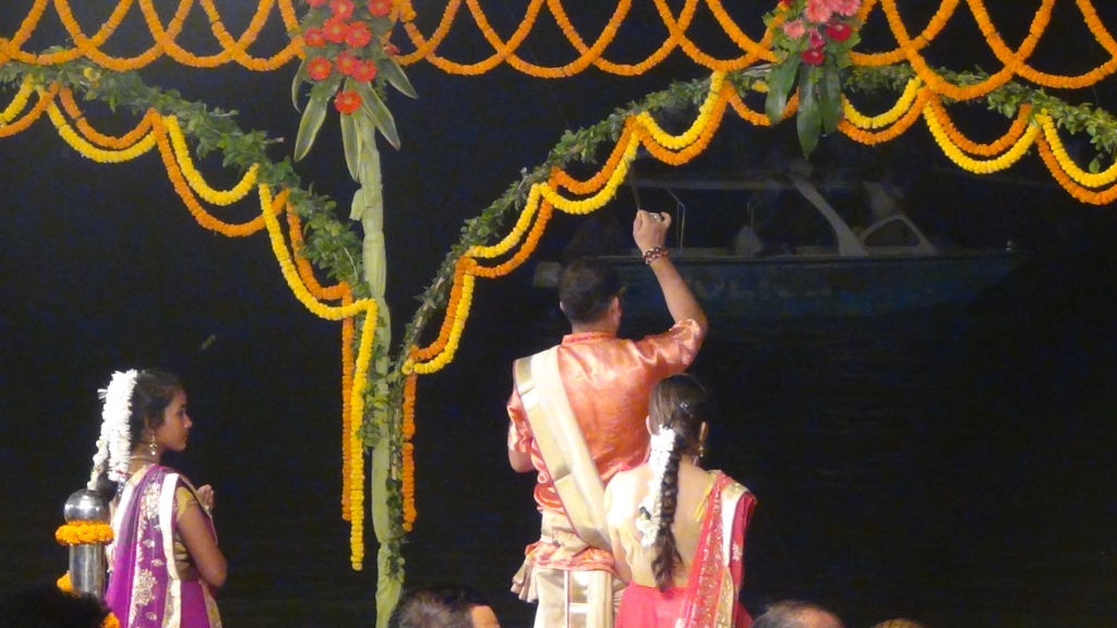 Ký sự cúng dường các đền thần “Ganga Aarti” tại sông Hằng