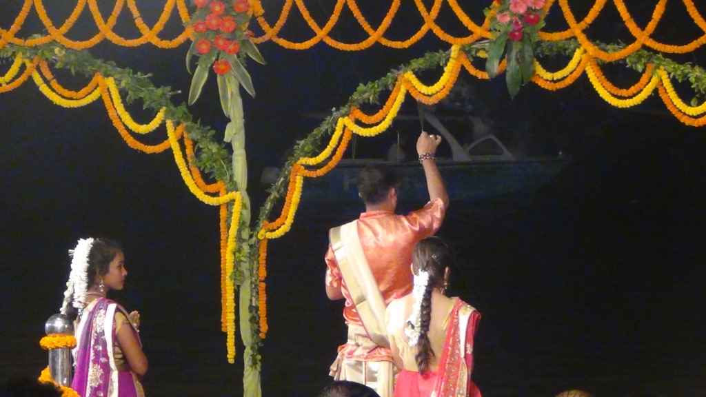 Ký sự cúng dường các đền thần “Ganga Aarti” tại sông Hằng