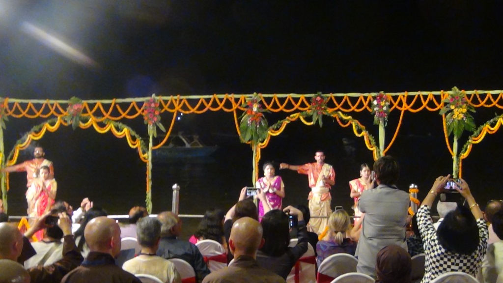 Ký sự cúng dường các đền thần “Ganga Aarti” tại sông Hằng
