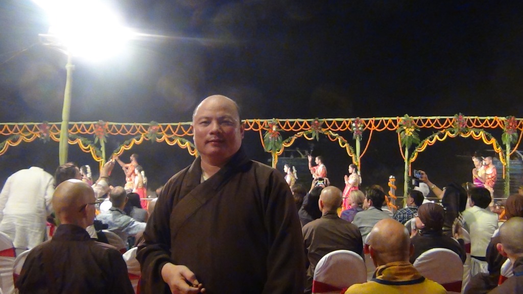 Ký sự cúng dường các đền thần “Ganga Aarti” tại sông Hằng