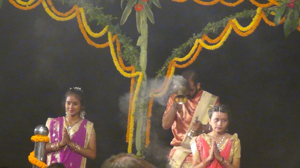 Ký sự cúng dường các đền thần “Ganga Aarti” tại sông Hằng
