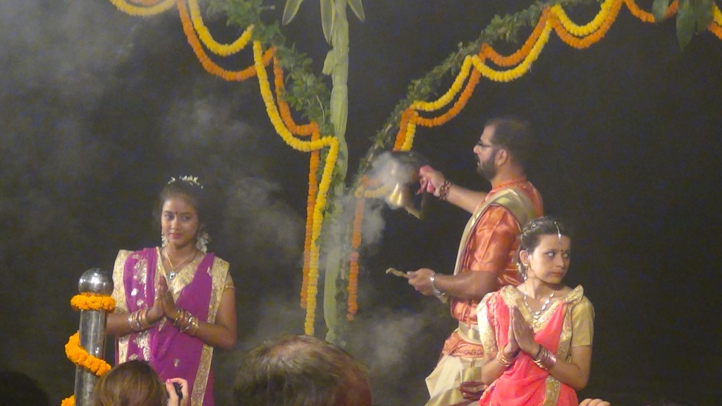 Ký sự cúng dường các đền thần “Ganga Aarti” tại sông Hằng