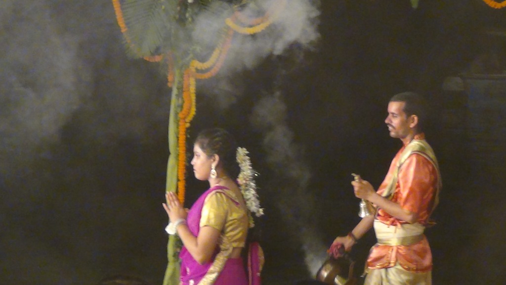 Ký sự cúng dường các đền thần “Ganga Aarti” tại sông Hằng