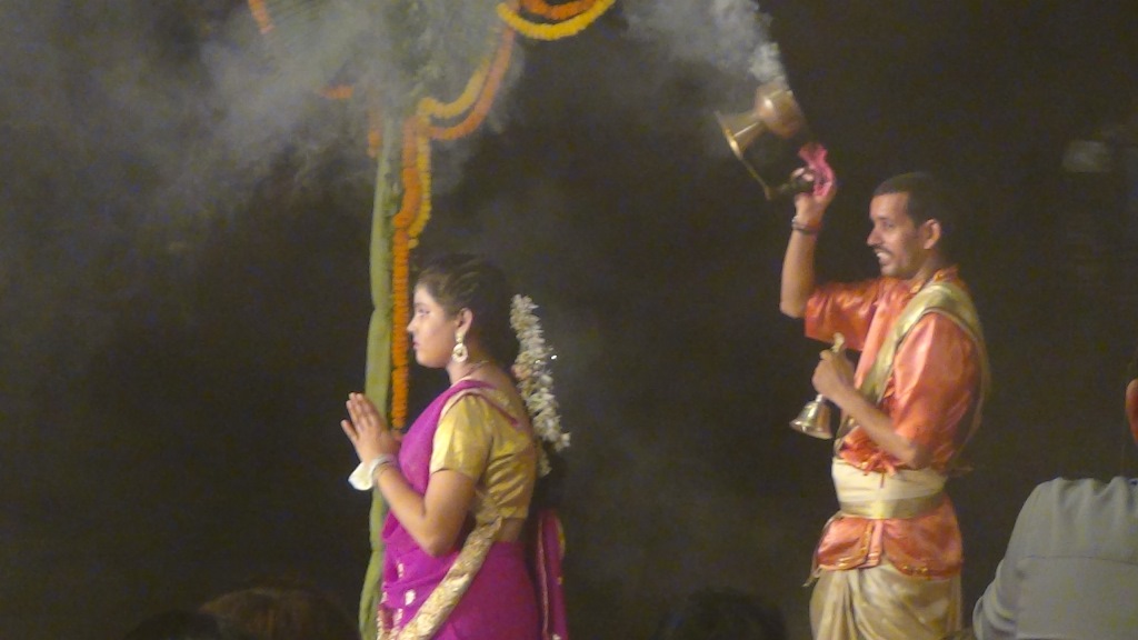 Ký sự cúng dường các đền thần “Ganga Aarti” tại sông Hằng