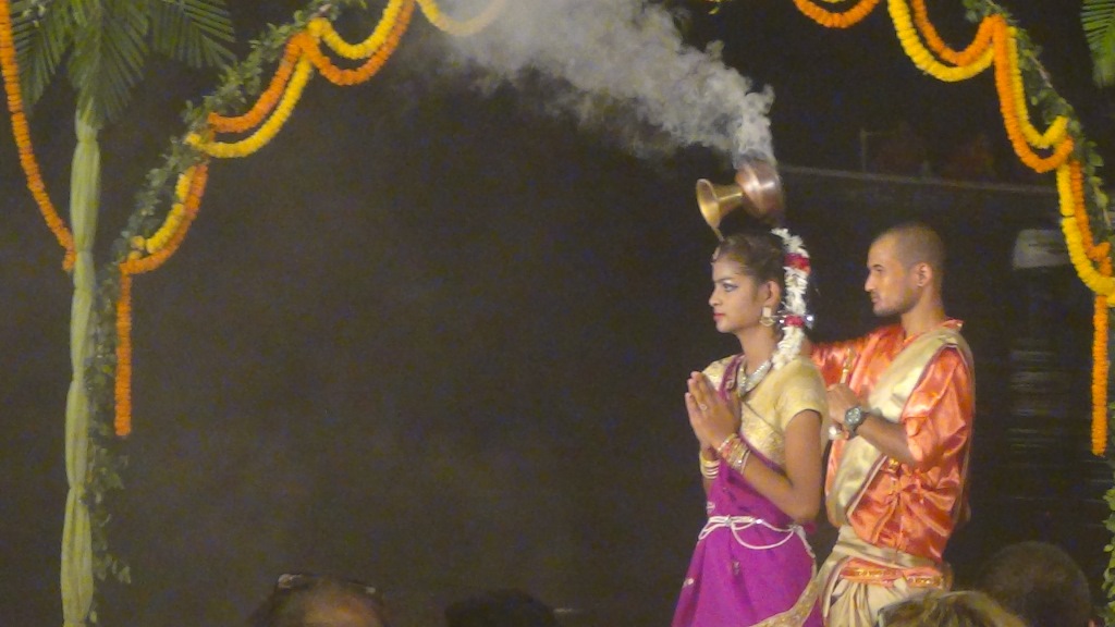 Ký sự cúng dường các đền thần “Ganga Aarti” tại sông Hằng