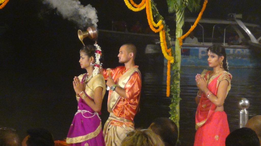 Ký sự cúng dường các đền thần “Ganga Aarti” tại sông Hằng