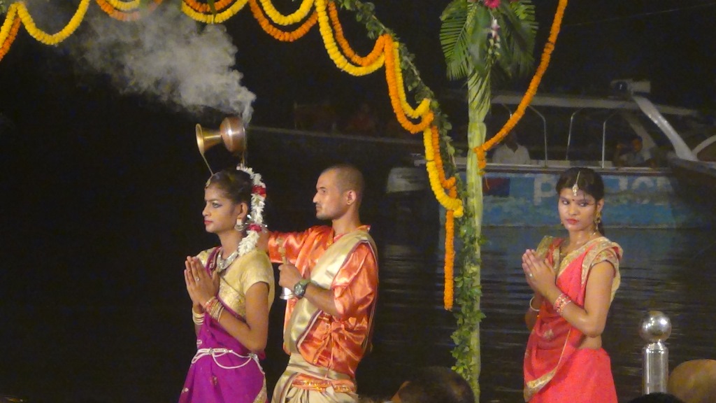 Ký sự cúng dường các đền thần “Ganga Aarti” tại sông Hằng