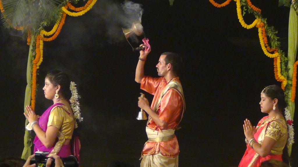 Ký sự cúng dường các đền thần “Ganga Aarti” tại sông Hằng