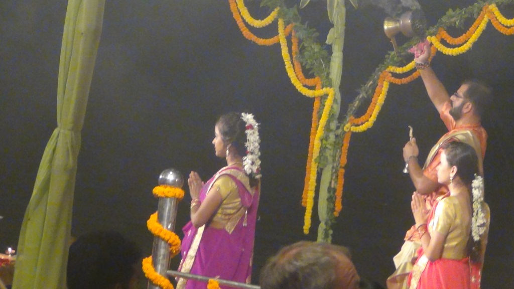 Ký sự cúng dường các đền thần “Ganga Aarti” tại sông Hằng