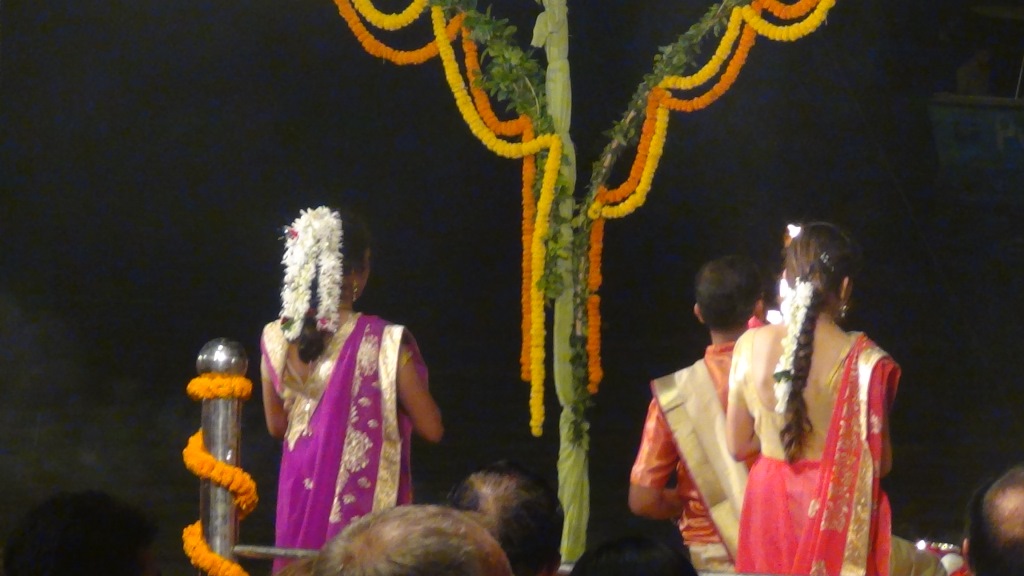 Ký sự cúng dường các đền thần “Ganga Aarti” tại sông Hằng