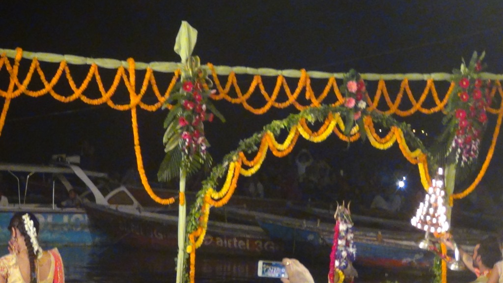 Ký sự cúng dường các đền thần “Ganga Aarti” tại sông Hằng