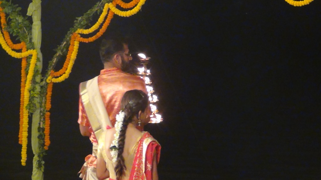 Ký sự cúng dường các đền thần “Ganga Aarti” tại sông Hằng