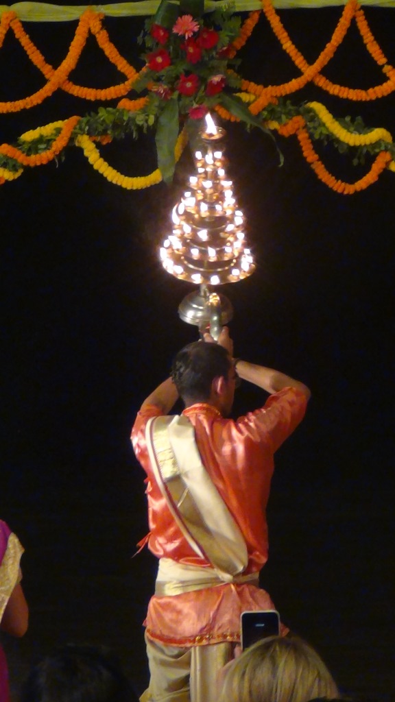 Ký sự cúng dường các đền thần “Ganga Aarti” tại sông Hằng