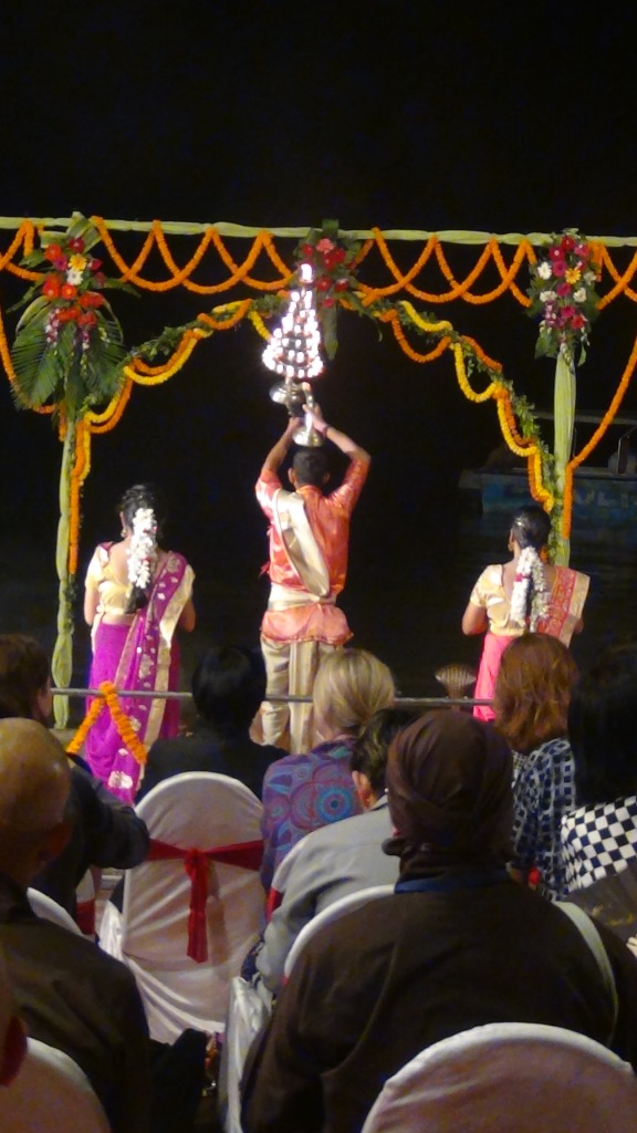 Ký sự cúng dường các đền thần “Ganga Aarti” tại sông Hằng