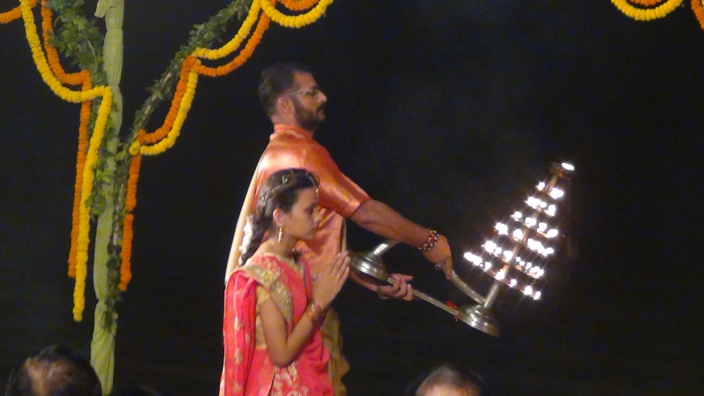 Ký sự cúng dường các đền thần “Ganga Aarti” tại sông Hằng