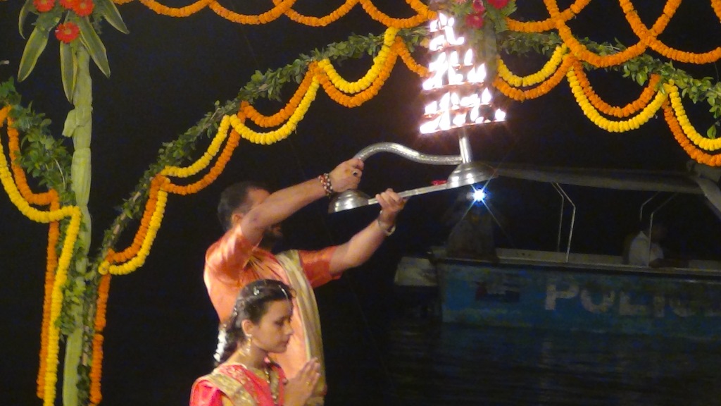 Ký sự cúng dường các đền thần “Ganga Aarti” tại sông Hằng