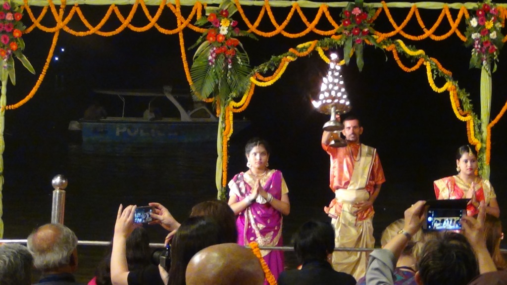 Ký sự cúng dường các đền thần “Ganga Aarti” tại sông Hằng