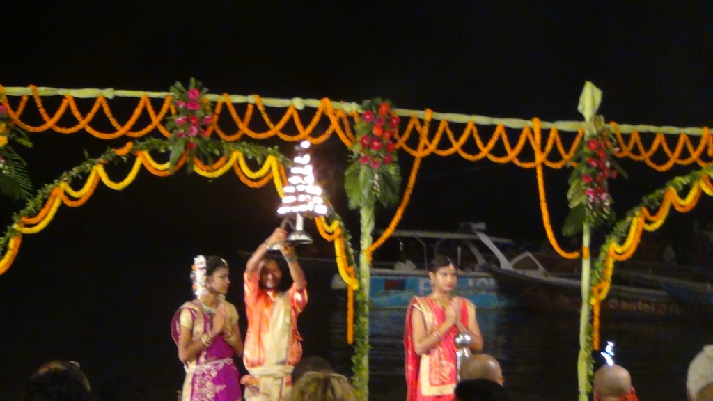 Ký sự cúng dường các đền thần “Ganga Aarti” tại sông Hằng