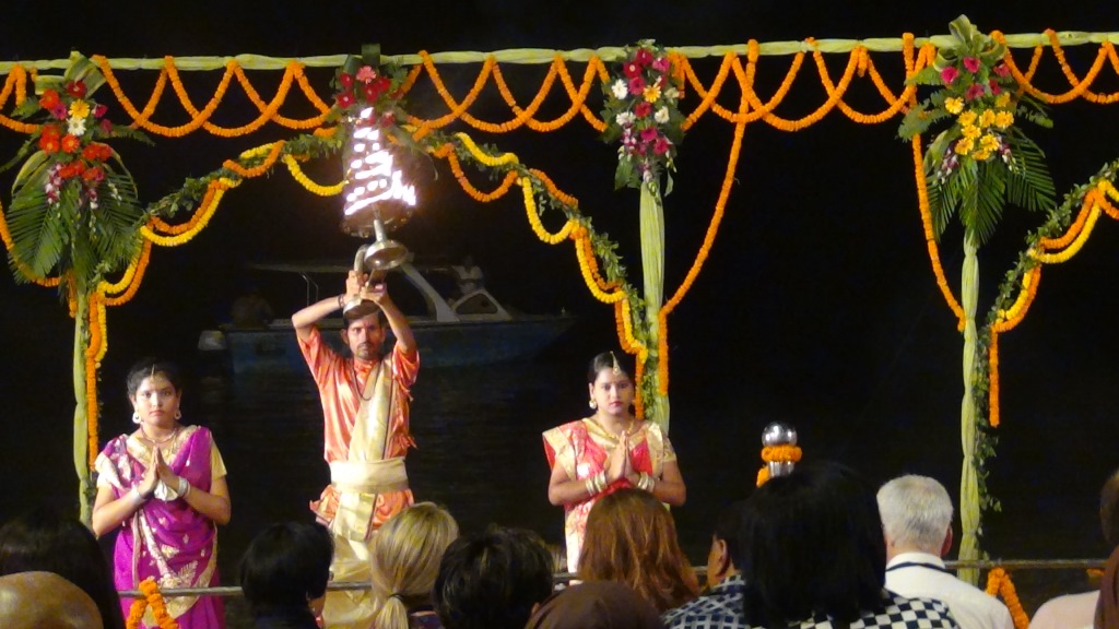 Ký sự cúng dường các đền thần “Ganga Aarti” tại sông Hằng