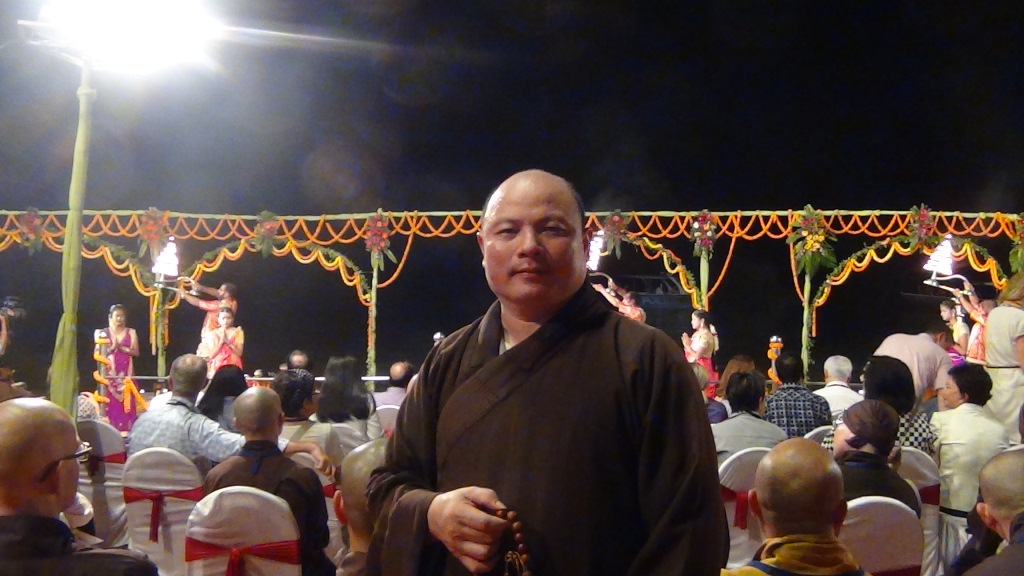 Ký sự cúng dường các đền thần “Ganga Aarti” tại sông Hằng