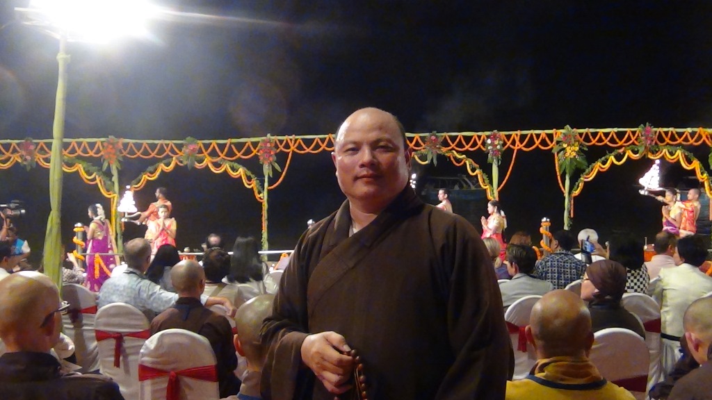 Ký sự cúng dường các đền thần “Ganga Aarti” tại sông Hằng