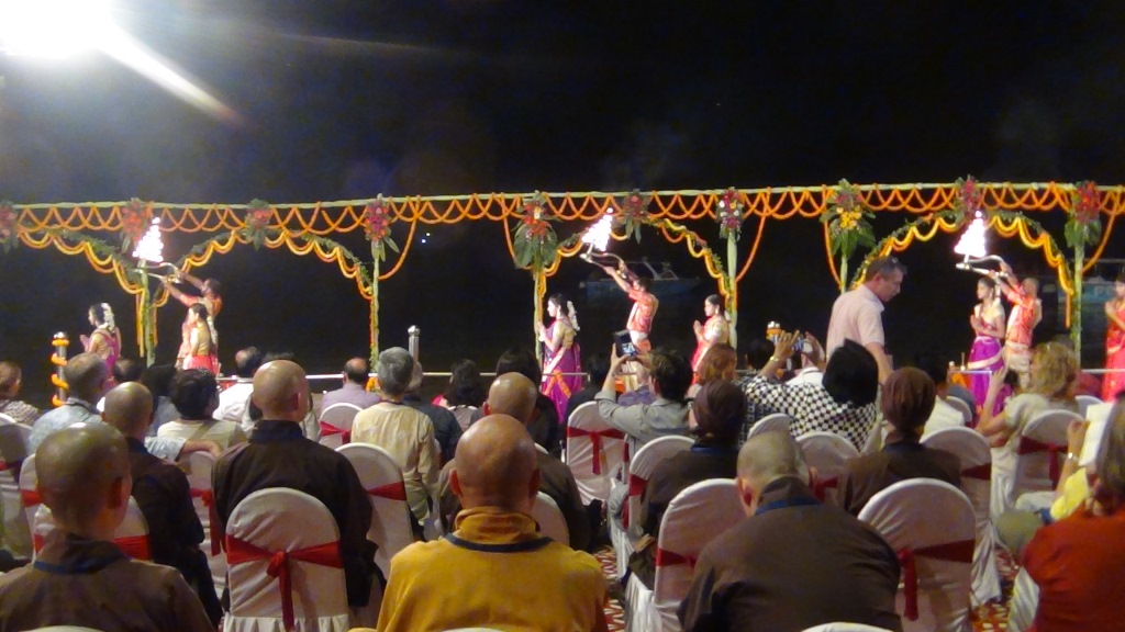 Ký sự cúng dường các đền thần “Ganga Aarti” tại sông Hằng