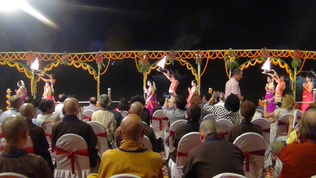Ký sự cúng dường các đền thần “Ganga Aarti” tại sông Hằng