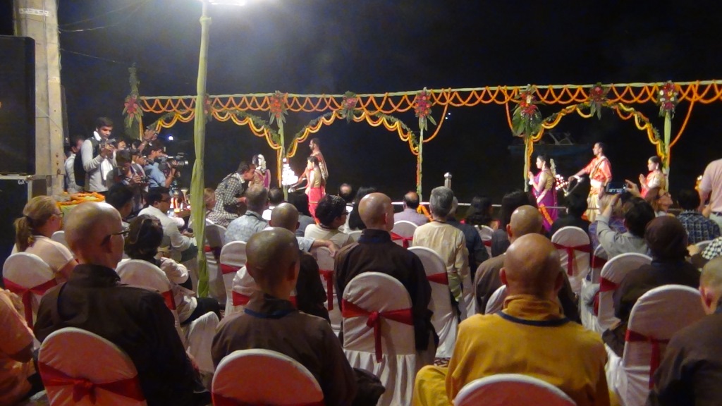 Ký sự cúng dường các đền thần “Ganga Aarti” tại sông Hằng