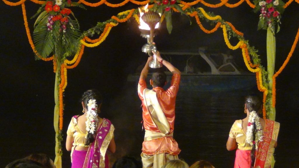 Ký sự cúng dường các đền thần “Ganga Aarti” tại sông Hằng