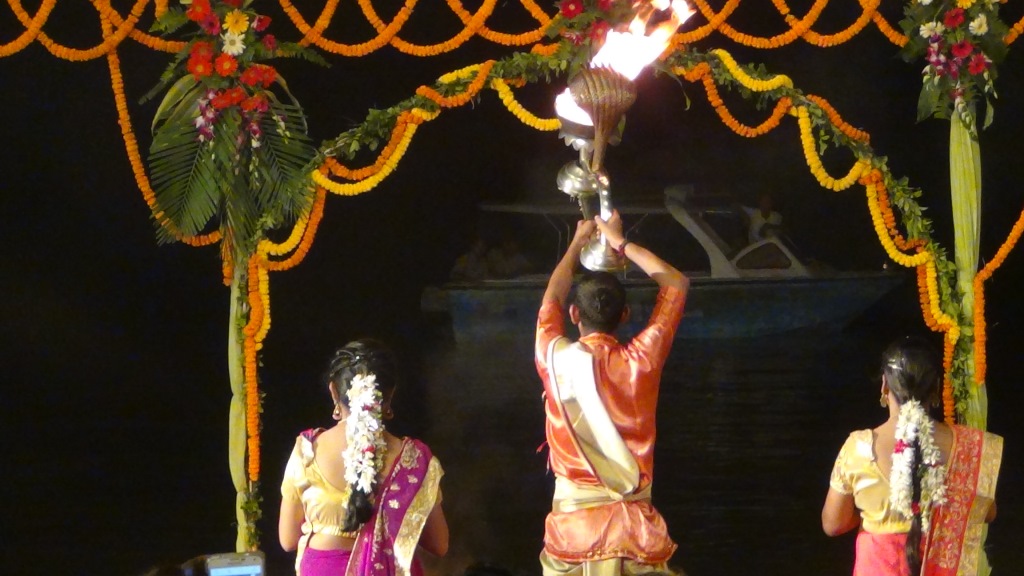 Ký sự cúng dường các đền thần “Ganga Aarti” tại sông Hằng