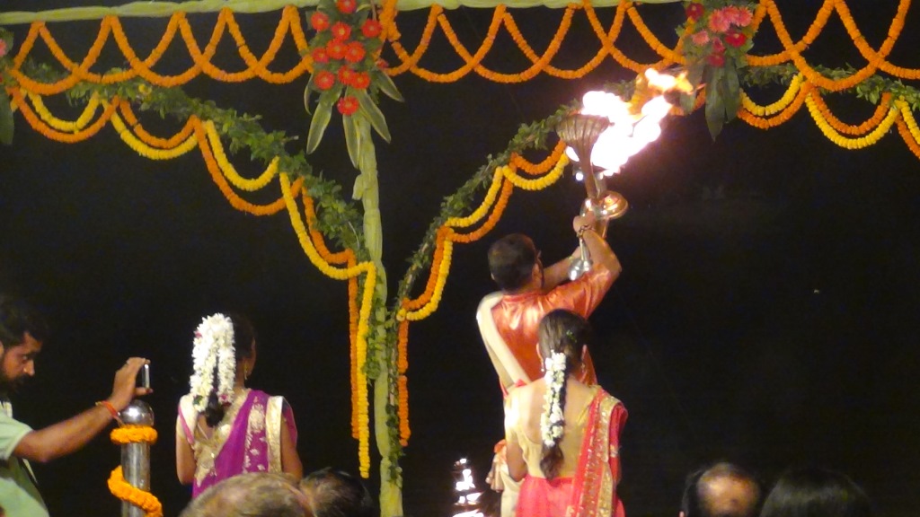 Ký sự cúng dường các đền thần “Ganga Aarti” tại sông Hằng