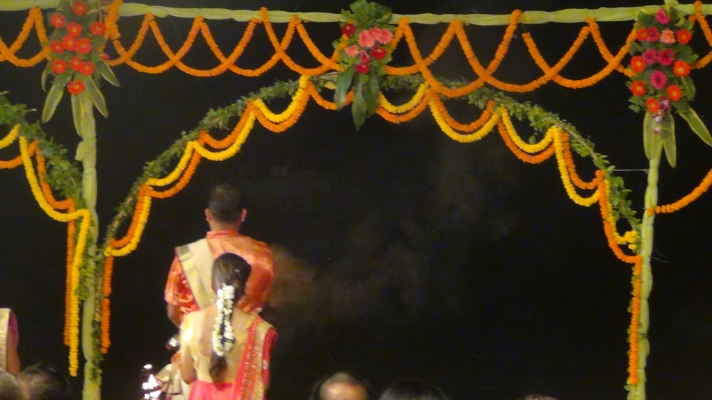 Ký sự cúng dường các đền thần “Ganga Aarti” tại sông Hằng