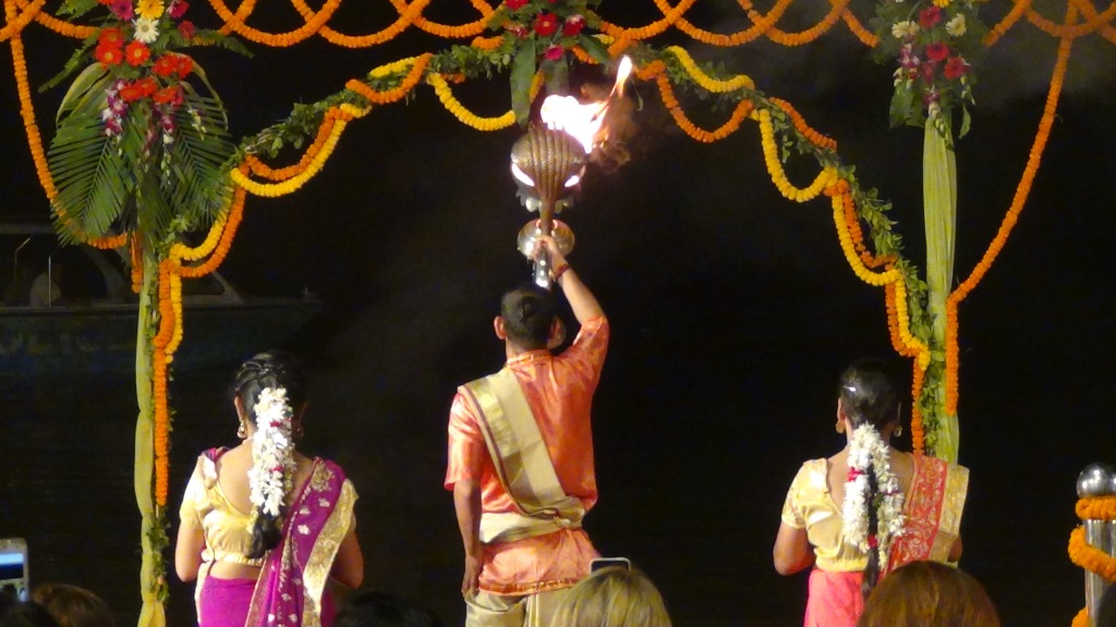 Ký sự cúng dường các đền thần “Ganga Aarti” tại sông Hằng