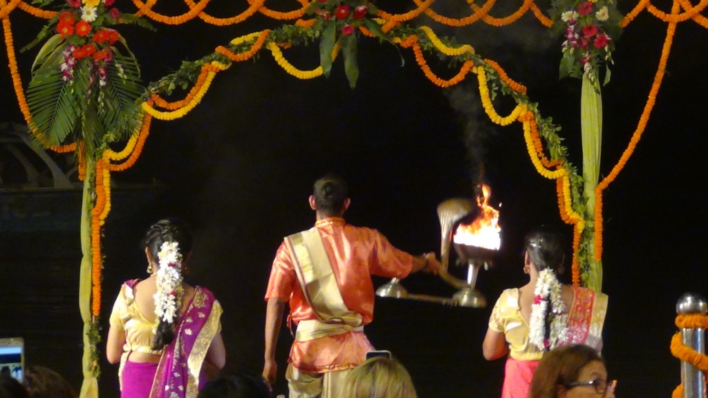 Ký sự cúng dường các đền thần “Ganga Aarti” tại sông Hằng