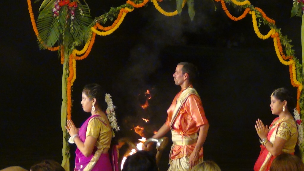 Ký sự cúng dường các đền thần “Ganga Aarti” tại sông Hằng