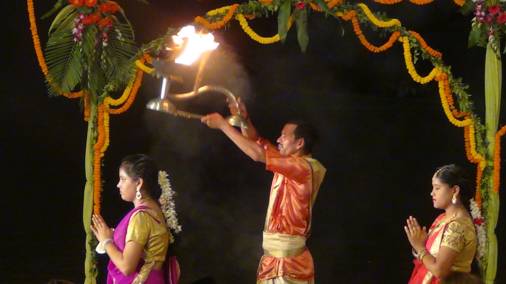 Ký sự cúng dường các đền thần “Ganga Aarti” tại sông Hằng