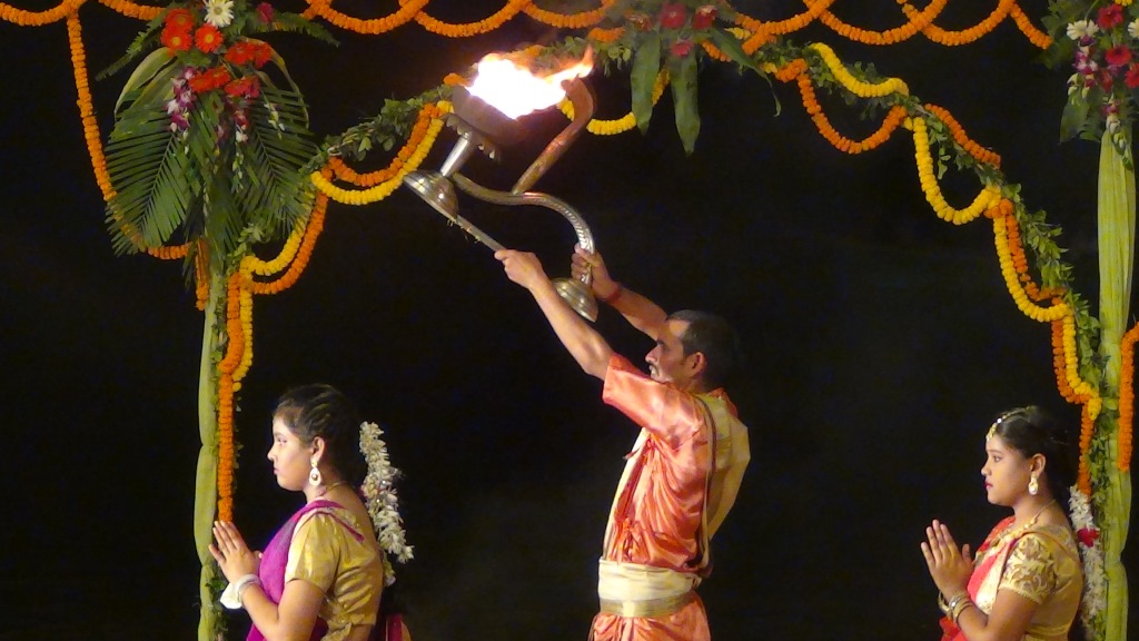 Ký sự cúng dường các đền thần “Ganga Aarti” tại sông Hằng